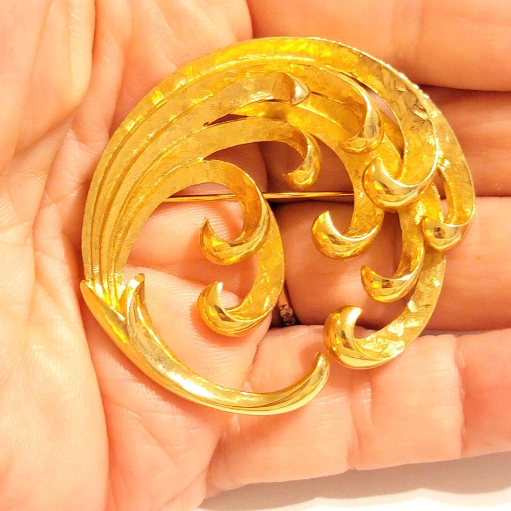 Vintage Large Gold Waves Round Wreath Brooch Pin,‎ 2